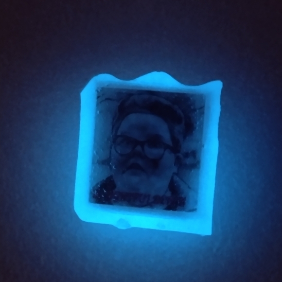 STRANGER THINGS 5 "DELIGHTFUL DEREK" 80'S GLOW ART PIN - Picture 6 of 11